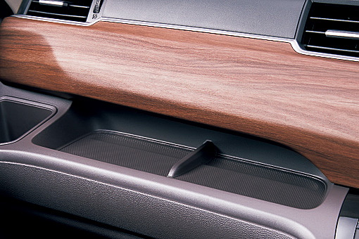 車内の収納スペースは豊富に用意されている