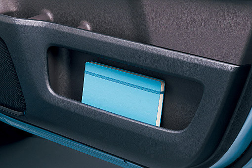 車内の収納スペースは豊富に用意されている