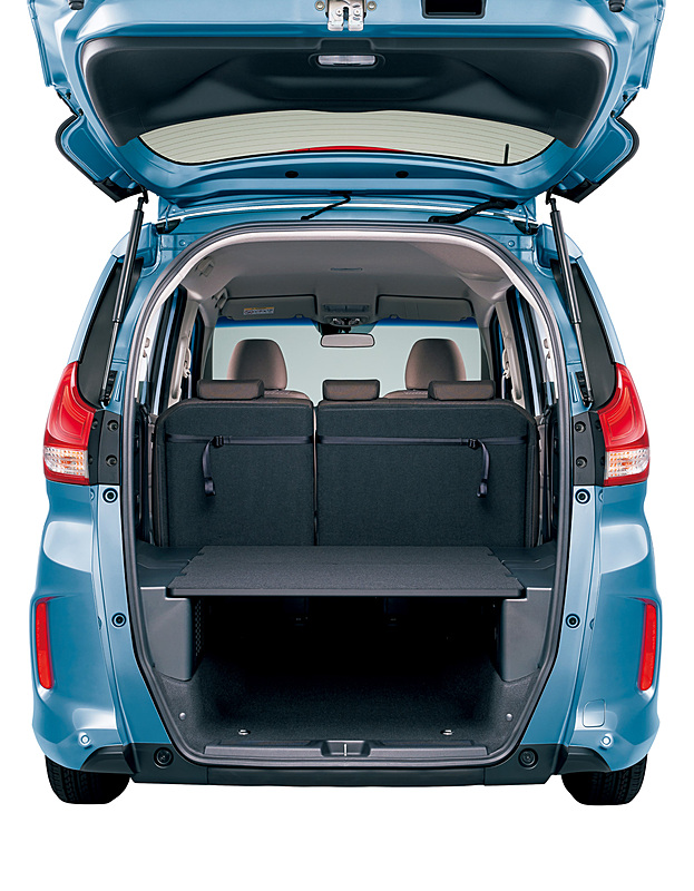 フリードとフリード＋ではリアハッチの仕様が異なる。3列目シートがないフリード＋はフロアを大幅に下げ、ワイドな開口部と335mmの開口部地上高で使い勝手を高めている