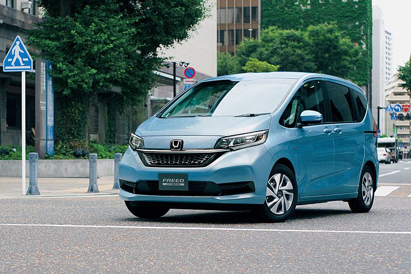 エンジンのリファインによって日常シーンでの燃費性能を高め、トランスミッションやパワーステアリングに新制御を採用。走行性能に磨きをかけている