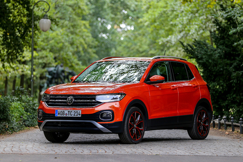 今回ドイツで試乗することができたのは、2018年にワールドプレミアされたフォルクスワーゲンの新型コンパクトSUV「T-Cross」。同社がラインアップするSUVの中で、最もコンパクトな部類に入る5名乗車仕様のSUVだ。すでに日本法人の公式サイトで<a href="https://sp.volkswagen.co.jp/t-cross/">ティザーサイト</a>が公開されており、導入特別仕様「T-Cross TSI 1st(ファースト)」「T-Cross TSI 1st Plus(ファーストプラス)」の2グレードを導入予定。パワートレーンは直列3気筒1.0リッターターボのTSIエンジンを採用する。ボディサイズ(日本仕様参考値)は4115×1760×1580mm(全長×全幅×全高)