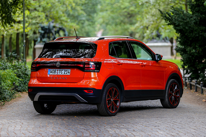 今回ドイツで試乗することができたのは、2018年にワールドプレミアされたフォルクスワーゲンの新型コンパクトSUV「T-Cross」。同社がラインアップするSUVの中で、最もコンパクトな部類に入る5名乗車仕様のSUVだ。すでに日本法人の公式サイトで<a href="https://sp.volkswagen.co.jp/t-cross/">ティザーサイト</a>が公開されており、導入特別仕様「T-Cross TSI 1st(ファースト)」「T-Cross TSI 1st Plus(ファーストプラス)」の2グレードを導入予定。パワートレーンは直列3気筒1.0リッターターボのTSIエンジンを採用する。ボディサイズ(日本仕様参考値)は4115×1760×1580mm(全長×全幅×全高)