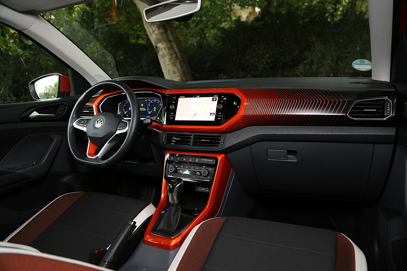 TSI 1st Plusではインテリアにもアクセントカラーを採用。後席では140mmの前後スライド機構が備わるほか、USBポートが2つ用意される