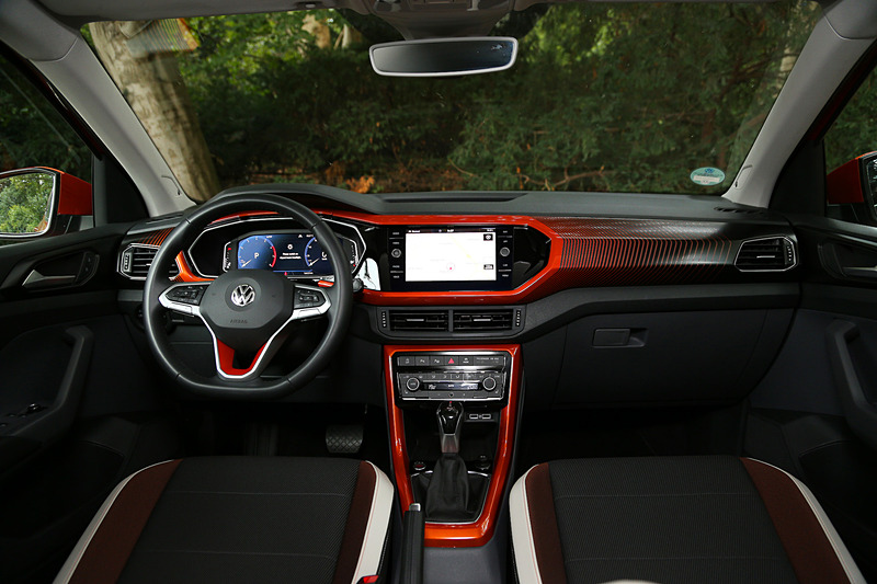 TSI 1st Plusではインテリアにもアクセントカラーを採用。後席では140mmの前後スライド機構が備わるほか、USBポートが2つ用意される