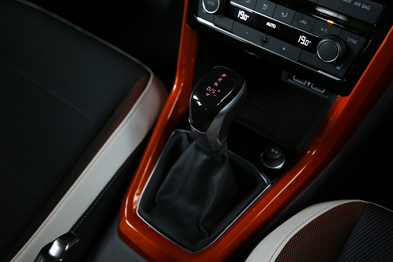 TSI 1st Plusではインテリアにもアクセントカラーを採用。後席では140mmの前後スライド機構が備わるほか、USBポートが2つ用意される