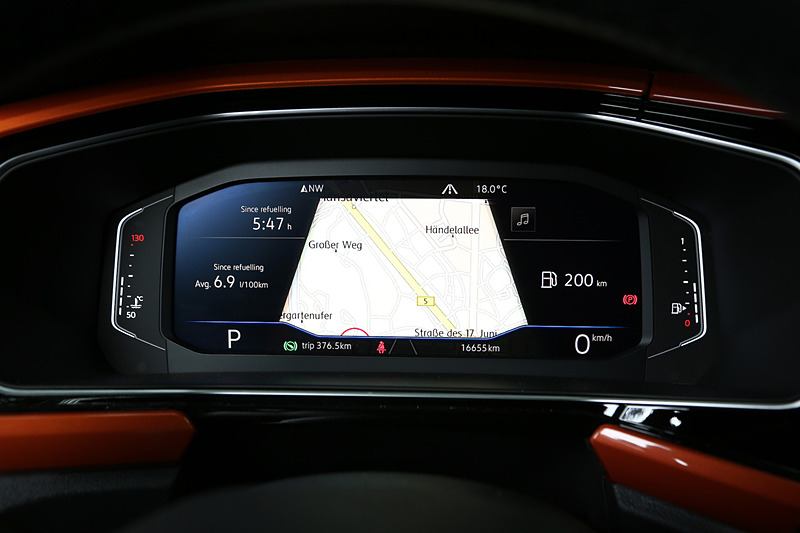 TSI 1st Plusではインテリアにもアクセントカラーを採用。後席では140mmの前後スライド機構が備わるほか、USBポートが2つ用意される