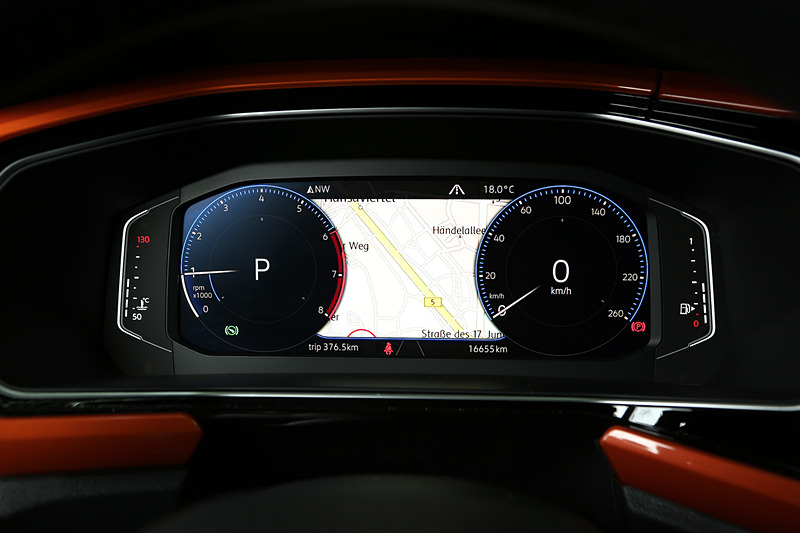 TSI 1st Plusではインテリアにもアクセントカラーを採用。後席では140mmの前後スライド機構が備わるほか、USBポートが2つ用意される