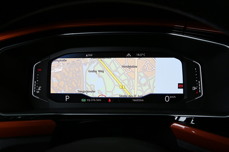 TSI 1st Plusではインテリアにもアクセントカラーを採用。後席では140mmの前後スライド機構が備わるほか、USBポートが2つ用意される