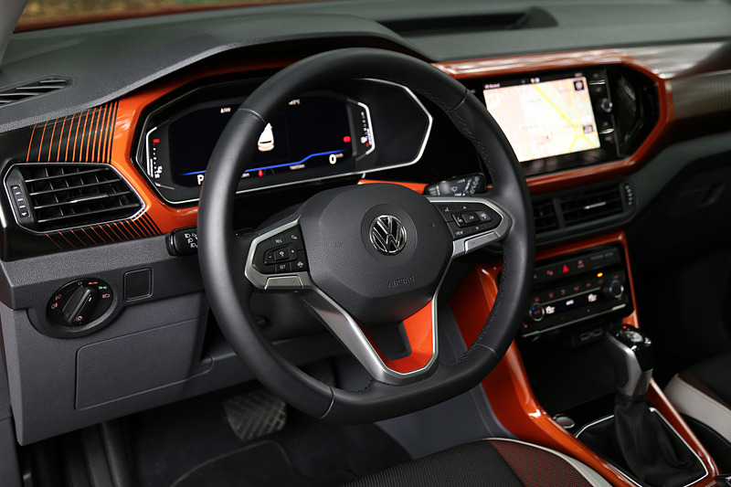 TSI 1st Plusではインテリアにもアクセントカラーを採用。後席では140mmの前後スライド機構が備わるほか、USBポートが2つ用意される