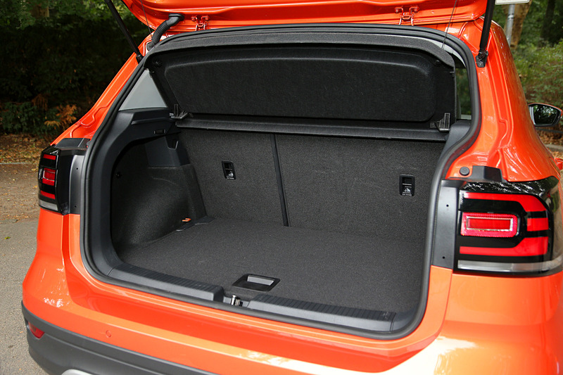 ラゲッジスペース容量は385L～455L。後席シートバックを倒せば1281Lまで拡大できる