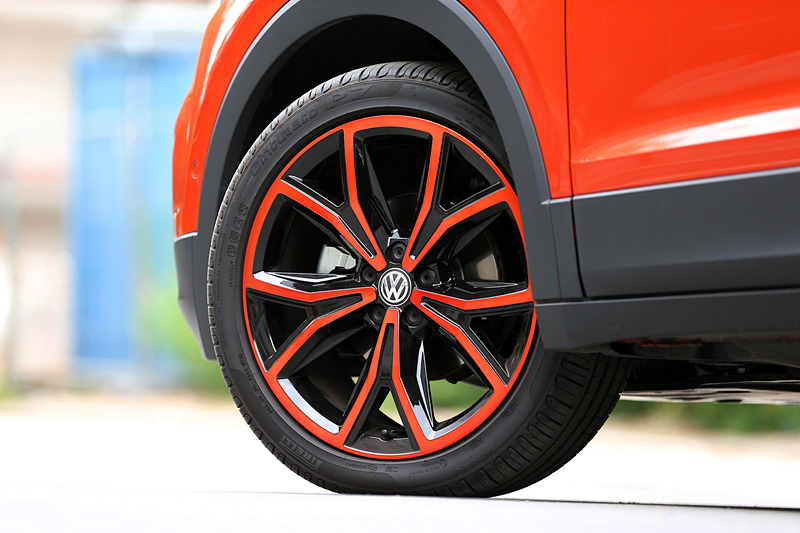 試乗車は日本導入モデルであるTSI 1st Plusと同様の仕様。TSI 1st Plusの外観ではミラーとホイールにアクセントカラーが与えられる。外観上では、力強いボンネットと両サイドにヘッドライトが組み込まれた幅広いラジエーターグリルを特徴とするとともに、リアエンドでは横幅一杯に広がる帯状のリフレクターがT-Crossの幅を視覚的に強調している