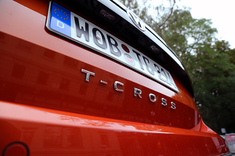 試乗車は日本導入モデルであるTSI 1st Plusと同様の仕様。TSI 1st Plusの外観ではミラーとホイールにアクセントカラーが与えられる。外観上では、力強いボンネットと両サイドにヘッドライトが組み込まれた幅広いラジエーターグリルを特徴とするとともに、リアエンドでは横幅一杯に広がる帯状のリフレクターがT-Crossの幅を視覚的に強調している