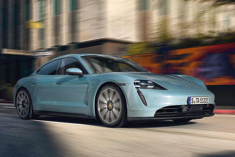 390kW（530PS）の「パフォーマンスバッテリー」、420kW（571PS）の「パフォーマンスバッテリープラス」の2サイズのバッテリーを用意するタイカン 4S