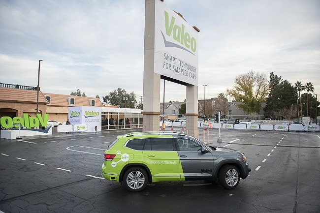 「CES 2019」で公開された自動運転車の遠隔操作「Valeo Drive4U Remote」のデモのようす