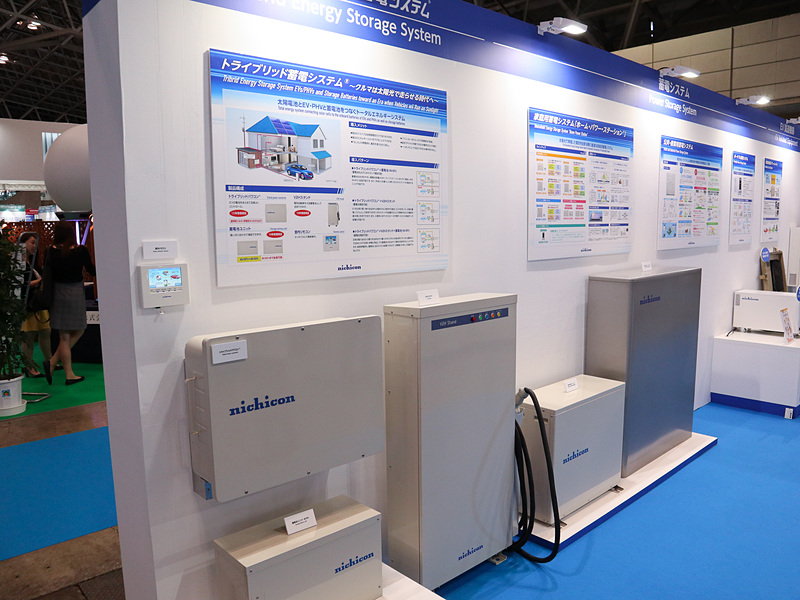 蓄電池と太陽光発電、EVを組み合わせる「トライブリッド蓄電システム」を展示