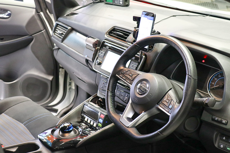 車内にはアプリを起動したスマートフォンを装着