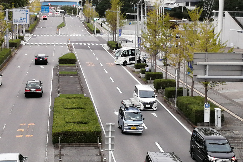 公道に出る自動運転バス