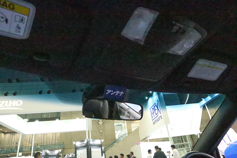 AGCに展示されるGT-Rには5Gのアンテナを前後左右に4基搭載。5Gの通信ができることを実証した