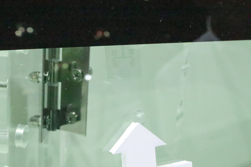 参考展示の5G用のフレキシブルアンテナ。見えにくいがガラスに内蔵させて、透過率も保安基準をクリアすることで、フロントガラスにも内蔵できるという
