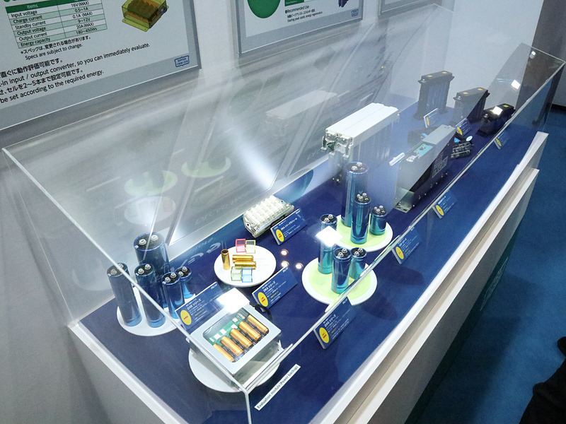 こちらは車載キャパシター。コンデンサーよりも容量が多く、アイドリングストップの再始動などに使われ、各社で採用が進んでいるという