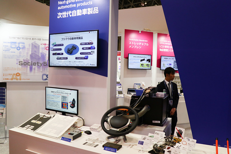 フジクラは車載ハーネスのほか、乗車の検知とシートヒーターを兼用したデバイスなどを展示した