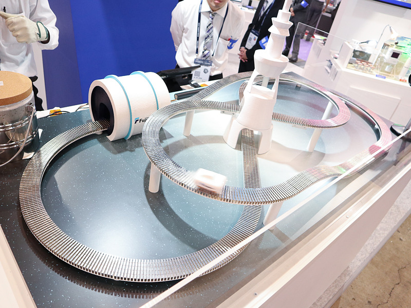 CEATEC名物、フジクラの超電導のデモンストレーションは今年も健在。磁気で浮上した模型のクルマが滑るようにレールの上を走る