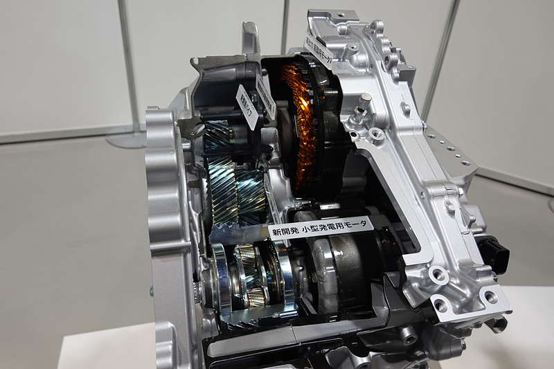 新型車「ヤリス」のリダクション機構付きTHS II トランスアクスル。現行「プリウス」と同様の複軸配置になっている