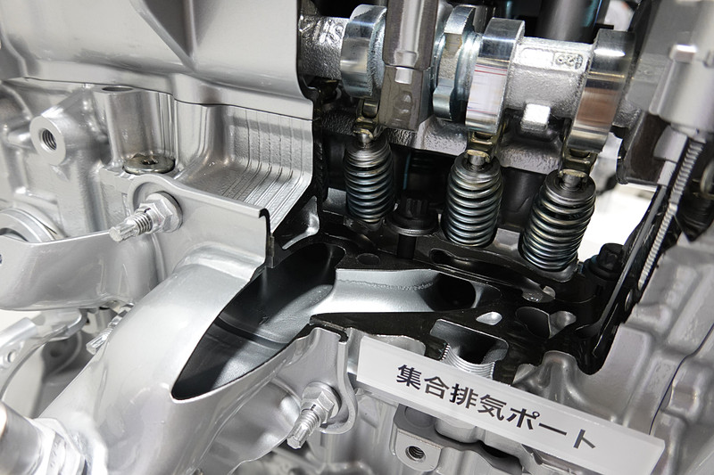 集合排気ポート。排気冷却のために採用された。排気側VVTは、VVT-i