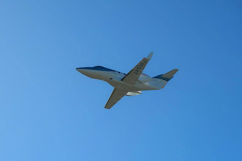 最初に観客を沸かせたのは、鈴鹿サーキット上空を飛んだHondaJet！　なんと岡山空港から飛んできたそうで、小型ジェット機クラスでトップレベルの最高速、最高高度、航続距離を誇るHondaJetですが、今回は特別な許可を得てグランドスタンドにぶつかるんじゃないかと思うくらい、スレスレの低空飛行を披露してくれました！