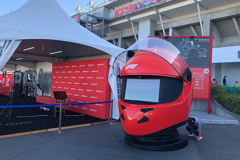 子供が楽しめるアトラクションが盛りだくさんだったのもいいところですね。これはGPスクエアでひときわ目立っていた、エミレーツブースの巨大ヘルメット。一緒に撮った写真は、3つのメールアドレスに送信可能となっていましたよ