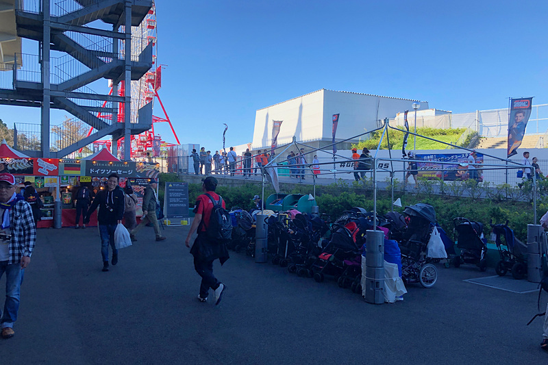 グランドスタンドの入り口の目の前にはベビーカー置き場が用意されていました。駐車場からけっこう歩くので、抱っこだとパパやママは大変。こうした配慮が何より嬉しいんですよね。子供連れに優しいサーキット、大歓迎です