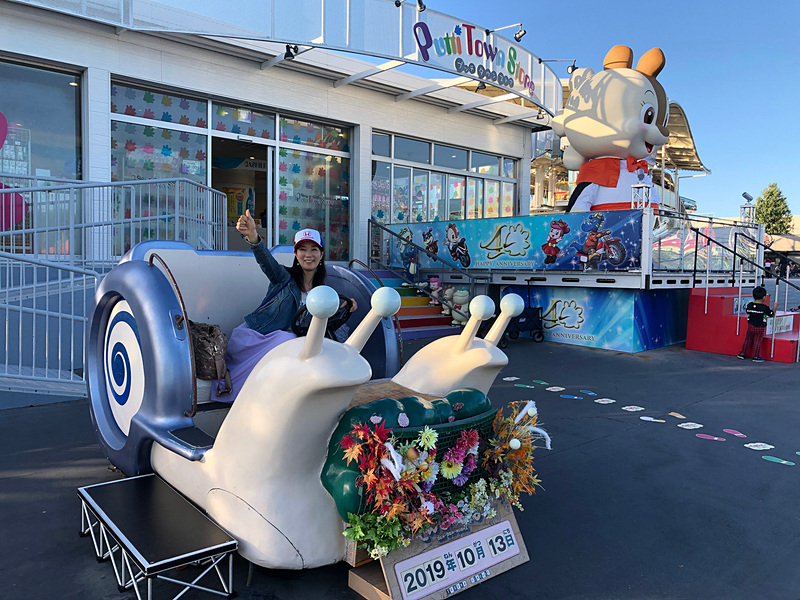 サーキットから徒歩ですぐに行き来できるゆうえんち「モートピア」があるのも鈴鹿サーキットのいいところ。レース観戦の合間にちょいちょい遊べるので、子供も飽きないですよね。メインキャラクターの「コチラ」は手塚治虫さんデザインだって、知ってますか？　今年は誕生40周年だそうで、記念グッズもたくさん並んでいましたよ