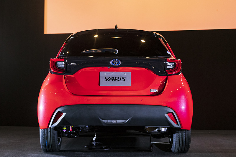 撮影車両はHYBRID G。ボディカラーはコーラルクリスタルシャイン/ブラックの2トーン