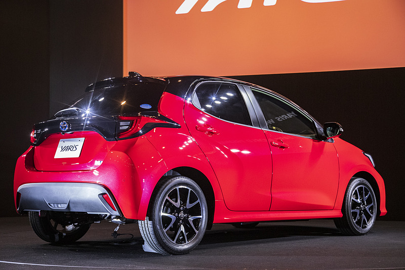 撮影車両はHYBRID G。ボディカラーはコーラルクリスタルシャイン/ブラックの2トーン