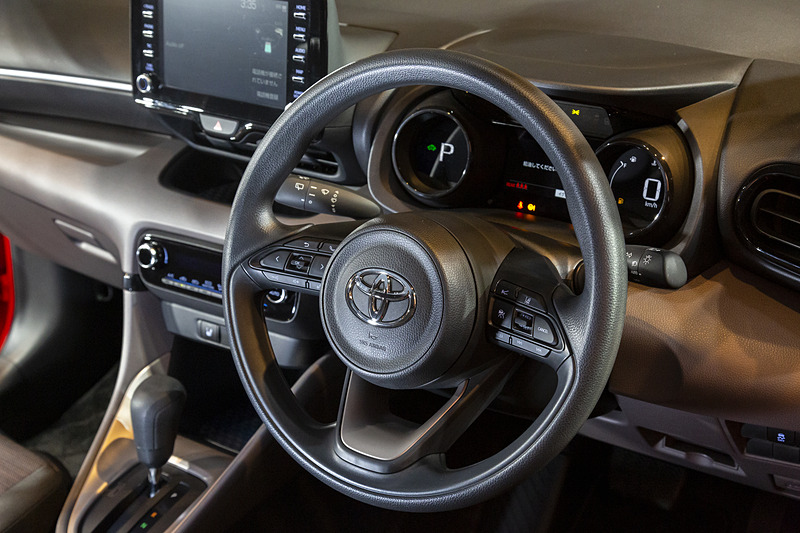 ステアリングは現行型の370φから365φに小径化。ホーンパッド部分も小型化されている。グレード別に本革巻とウレタンを設定