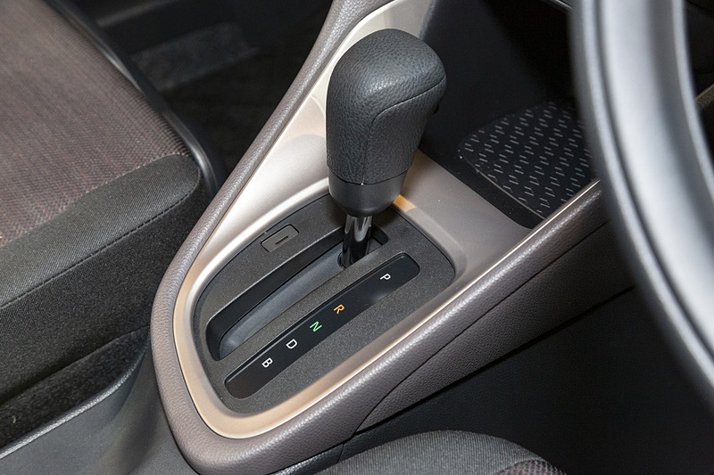 シフトセレクターはストレートタイプ