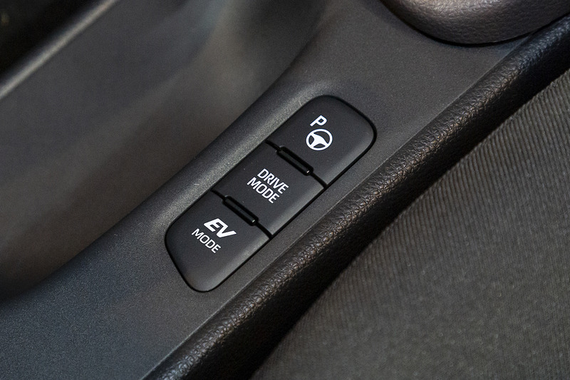 サイドブレーキ横のスイッチ類。最上部のボタンはAdvanced Park用