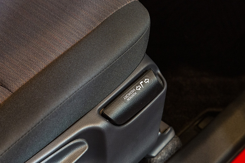 物理的にシートポジションをメモリーする「イージーリターンシート」を採用