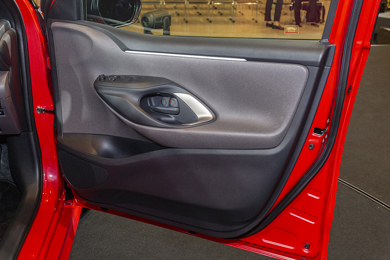 ドアトリム中央部にはプリント不織布を採用