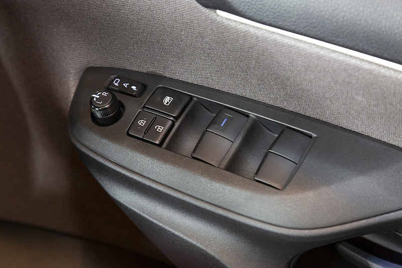 ドアアームレスト上部にドアミラーとパワーウィンドウのスイッチを配置