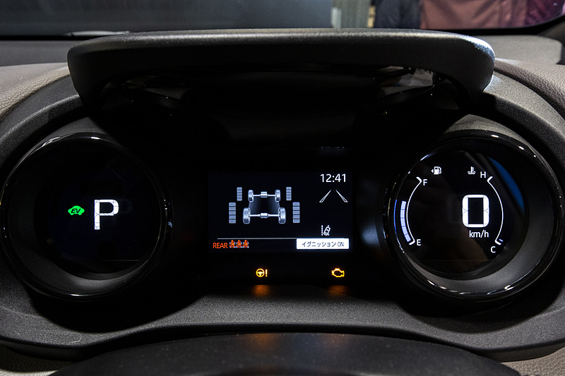 メーターはトヨタ初となるフードレス双眼デジタルTFT式