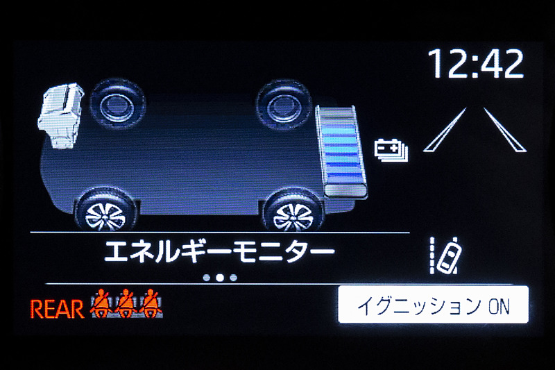 メーターパネル中央にカラー液晶のインフォメーションディスプレイを備える