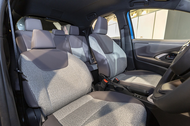 シート表皮はネオツイードと合皮のコンビネーションタイプ