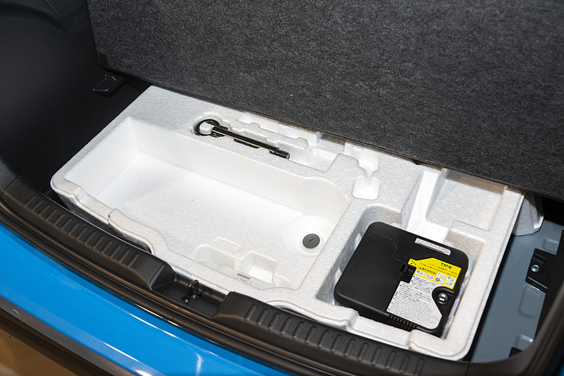 フロア下にはパンク修理キットなどを収納