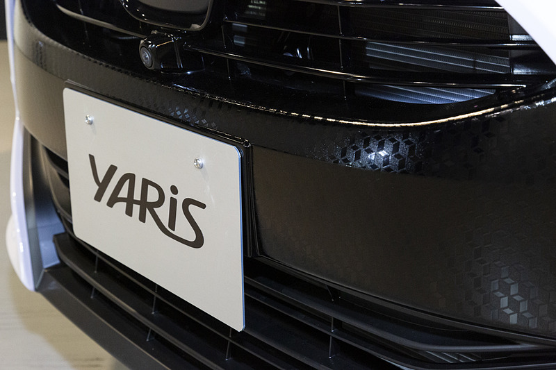 バンパーやヘッドライトにヤリスの「Y」をイメージしたキューブパターンを設定