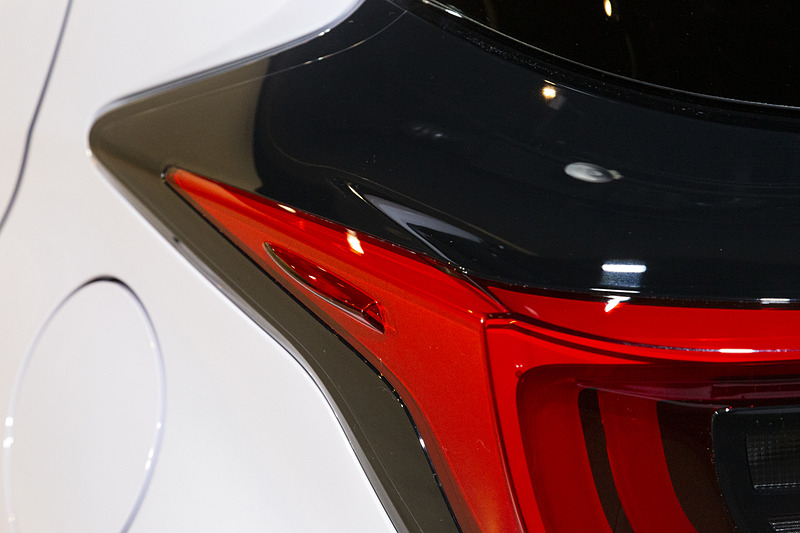 エアロスタビライジングフィンをドアミラー基部とリアコンビネーションランプに設置