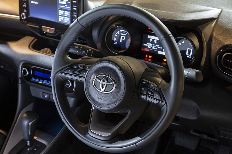 本革巻ステアリングを装着