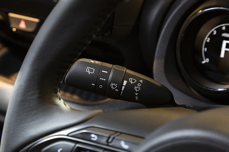 レバー類。ヘッドライトはトヨタ車では初採用のオートが標準となるタイプ