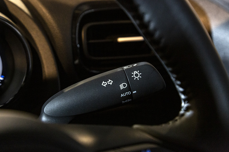 レバー類。ヘッドライトはトヨタ車では初採用のオートが標準となるタイプ