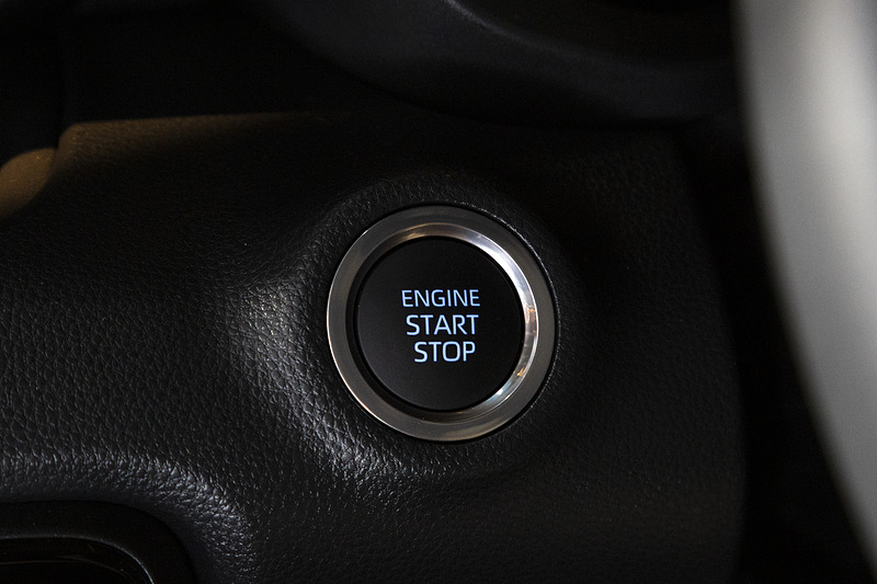 スタートスイッチ。ガソリン車だがイルミネーションはブルー